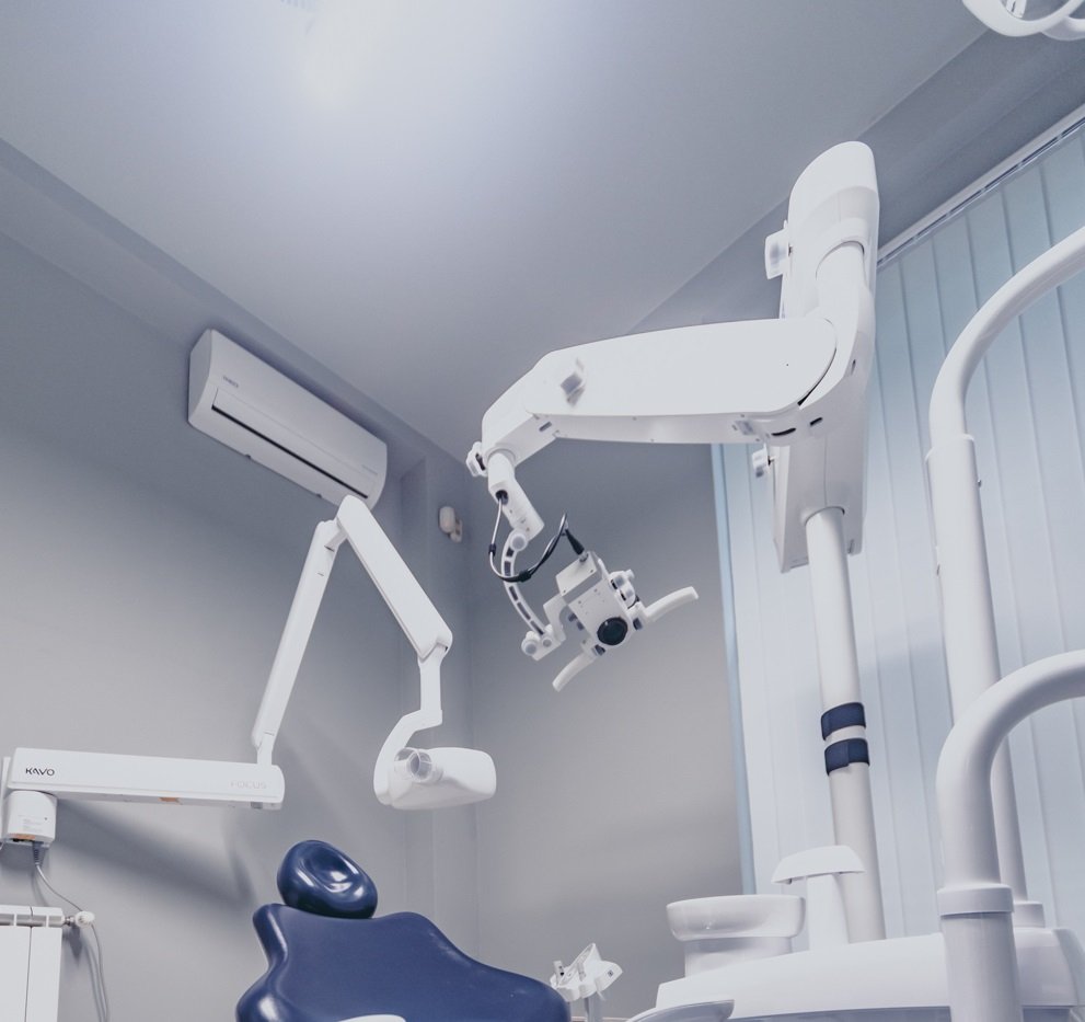 Ролята на микроскопа и увеличителните очила в денталната практика